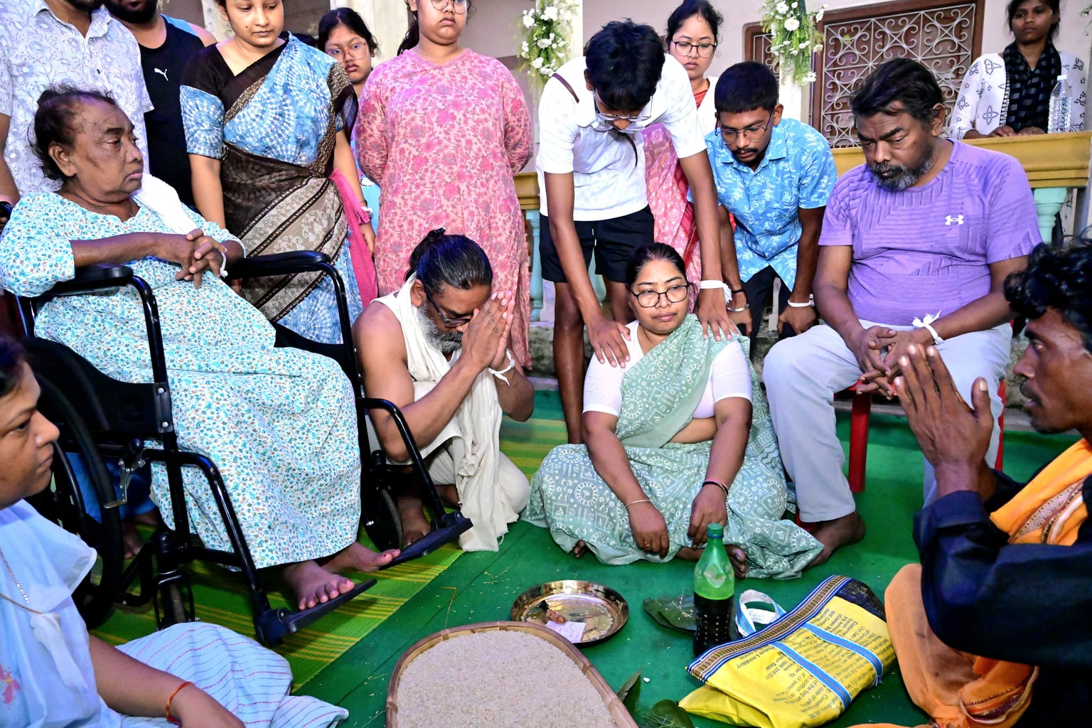नेमरा में परंपरा और भावनाओं का समागम संजोय दिखे बेटे हेमंत, दिशोम गुरु के श्राद्धकर्म में निभा रहे अंतिम कर्तव्य
