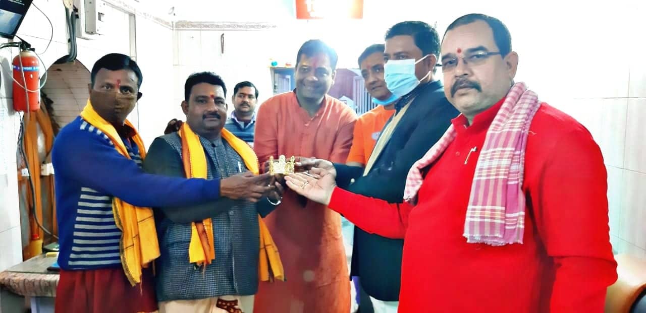 कटक से आए श्रद्धालु ने भोलेनाथ को 70 ग्राम का नक्काशीदार स्वर्ण मुकुट किया अर्पित