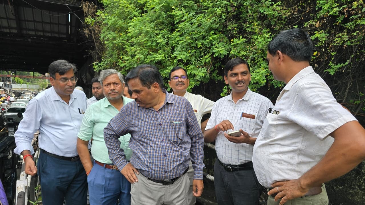 धनबाद का गया पुल अंडरपास: नाले का पानी सड़क रिपेयरिंग में बन रहा बाधा लेकिन अब नहीं बनेगा, क्यों -पढ़िए