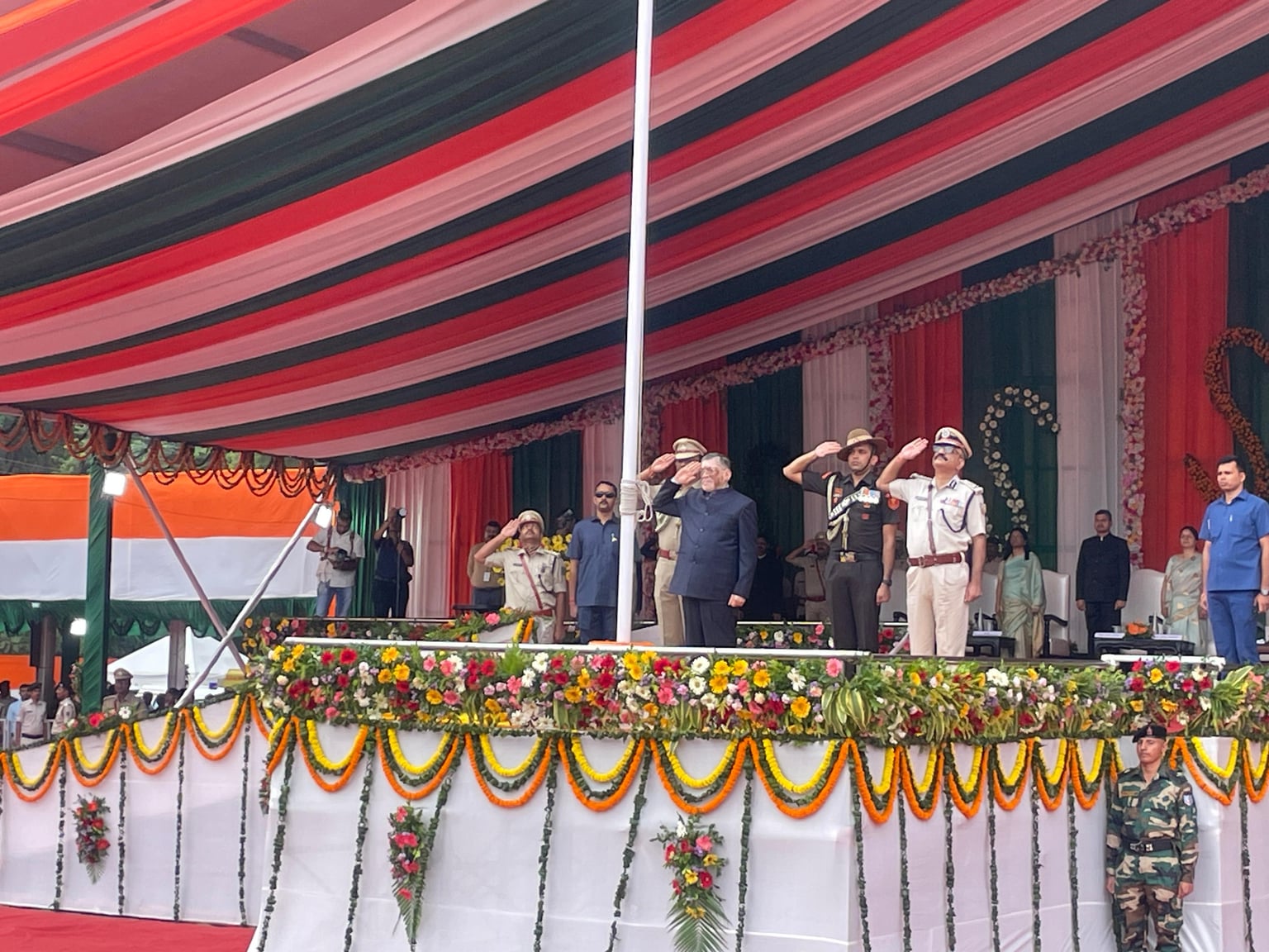 Independence Day: रांची के मोरहाबादी मैदान में राज्यपाल ने किया ध्वजारोहण, परेड की ली सलामी