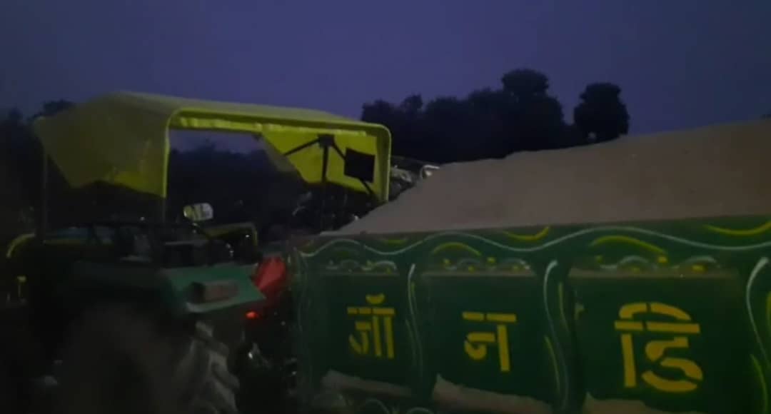 बालू लदे तीन ट्रैक्टर जब्त, कालुबाथन ओपी को किया सुपुर्द