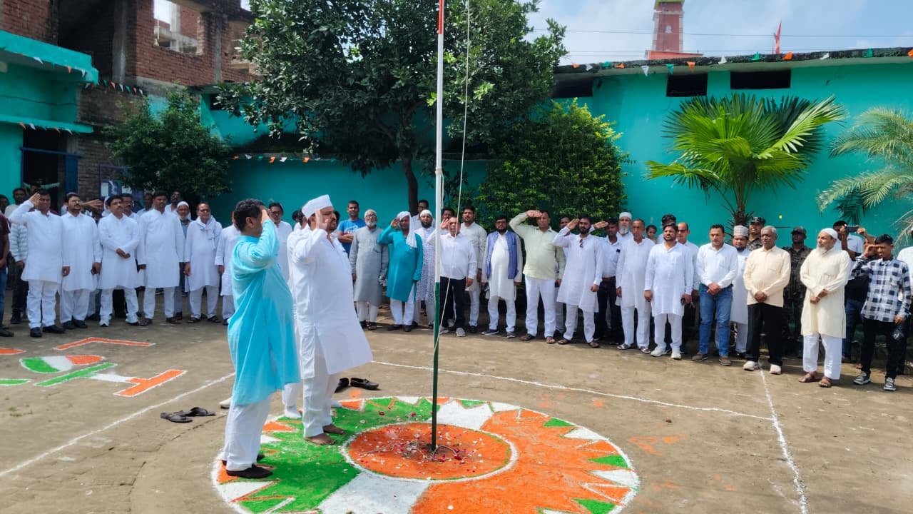 मदरसा खैरुल इस्लाम में शान से फहराया गया तिरंगा, लगाए गए हिंदुस्तान जिंदाबाद के नारे