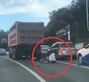 OMG! स्कूटी लेकर सिग्नल पर खड़ी थी लड़की तभी अचानक उसके ऊपर से चढ गई ट्रक, वीडियो देख दहला लोगों का कलेजा