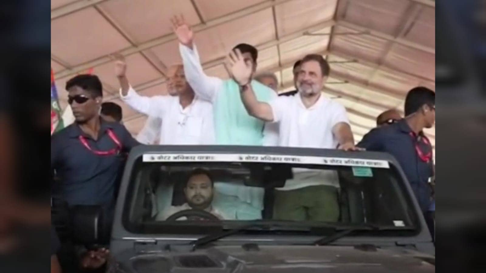 सासाराम में वोट अधिकार रैली के बाद रोड शो, तेजस्वी ने थामी राहुल की जीप की स्टीयरिंग