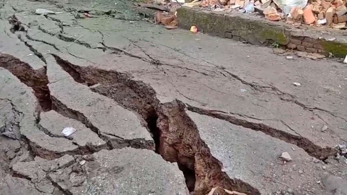 धनबाद में तेज आवाज़ के साथ "ककड़ी" की तरह फटी जमीन तो घर में रह रहे परिवार पर कैसे विपत्ति टूटी, पढ़िए !