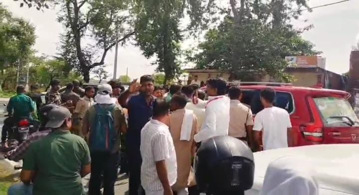 वोट अधिकार यात्रा में ये क्या हुआ? आपस में भिड़े राजद सांसद-विधायक के अंगरक्षक, निर्दलीय प्रत्याशी के समर्थन में लगे नारे