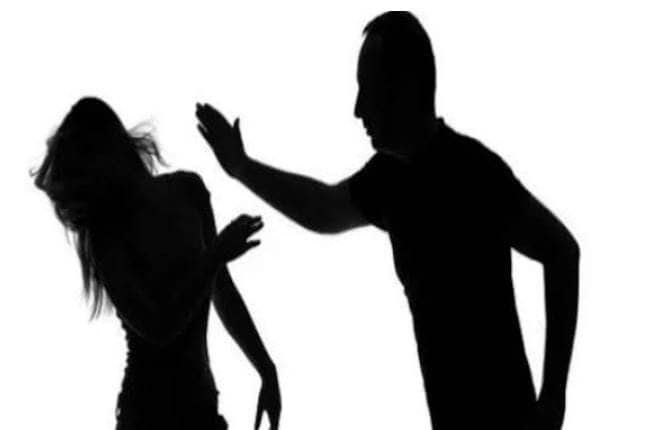 बाप रे बड़े ख़तरनाक लोग है ! पति के थप्पड़ मारने से नाराज पत्नी ने काटा पति का प्राइवेट पार्ट, पढ़ें फिर क्या हुआ ?