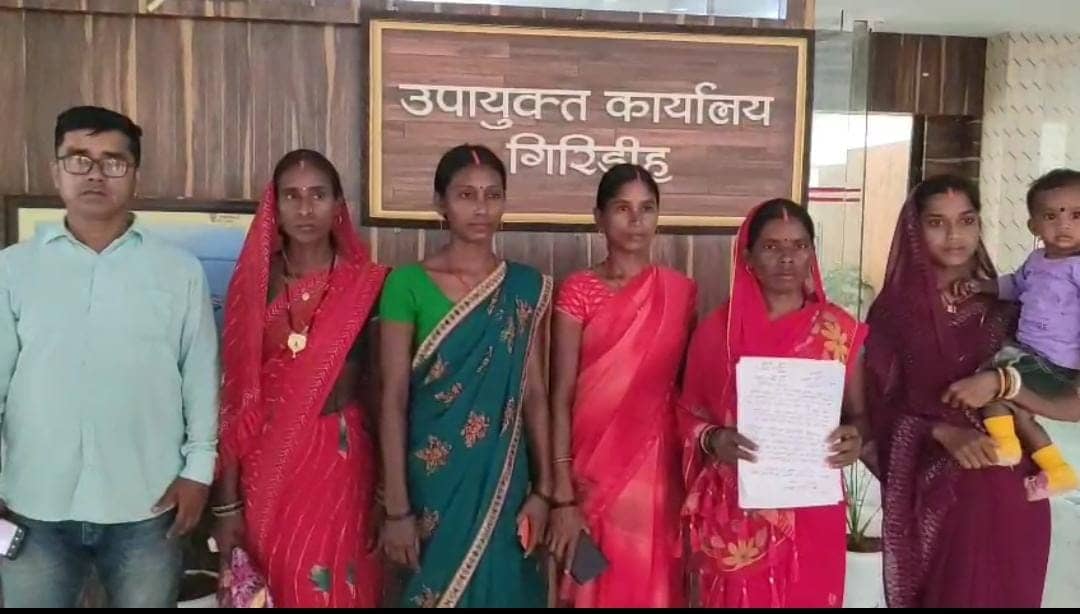 नाइजर में फंसे झारखंड के मजदूरों की वतन वापसी को लेकर परिजन पहुंचे जनता दरबार, उपायुक्त से लगाई गुहार