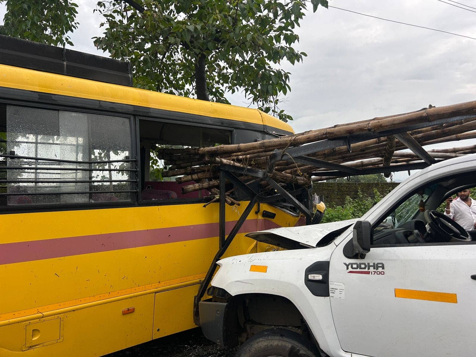 Breaking:बंगाल से गिरिडीह जा रही यात्री बस धनबाद के गोविंदपुर में दुर्घटनाग्रस्त, पढ़िए आगे क्या हुआ