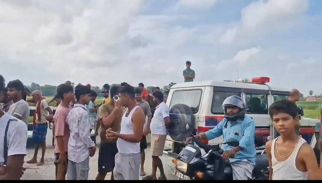 मुजफ्फरपुर में बेरहमी से अज्ञात महिला की हत्या, गुस्साए ग्रामीणों ने पुलिस की गाड़ी को तोड़ा