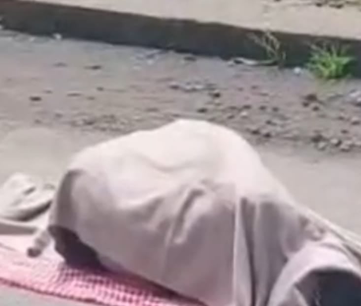 धनबाद में सड़क पर औंधे मुंह पड़ा मिला नाईट गार्ड का शव, मौत का कारण पता लगा रही पुलिस