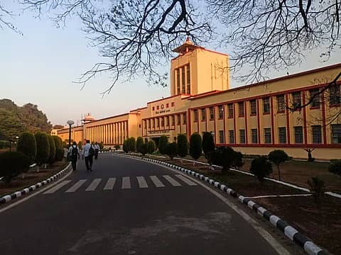 रांची में कॉलेज कैंपस में घुस कर मनचलों ने छात्रा को छेड़ा फिर कर दिया ब्लेड से चेहरे पर वार, खूब हो रहा बवाल