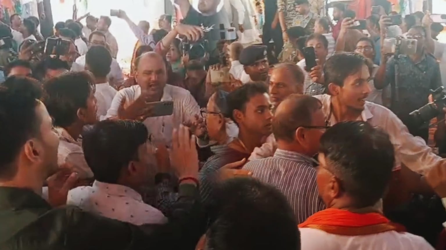 एनडीए कार्यकर्ता सम्मेलन में हंगामा, बेबी कुमारी और गीता कुमारी के समर्थकों के भिड़नें से गरमाया माहौल
