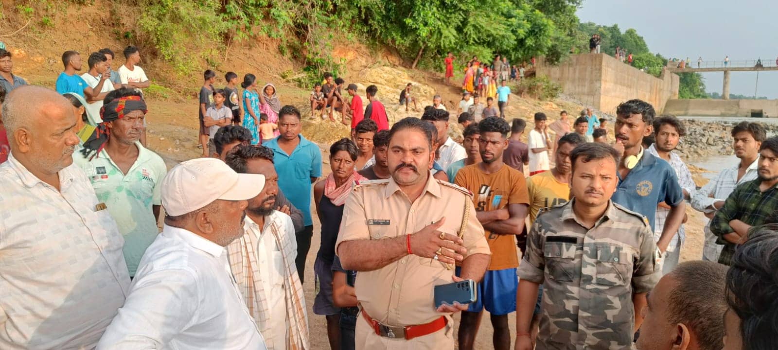 चार दोस्तों के डूबने की संभावना, एक का शव बरामद