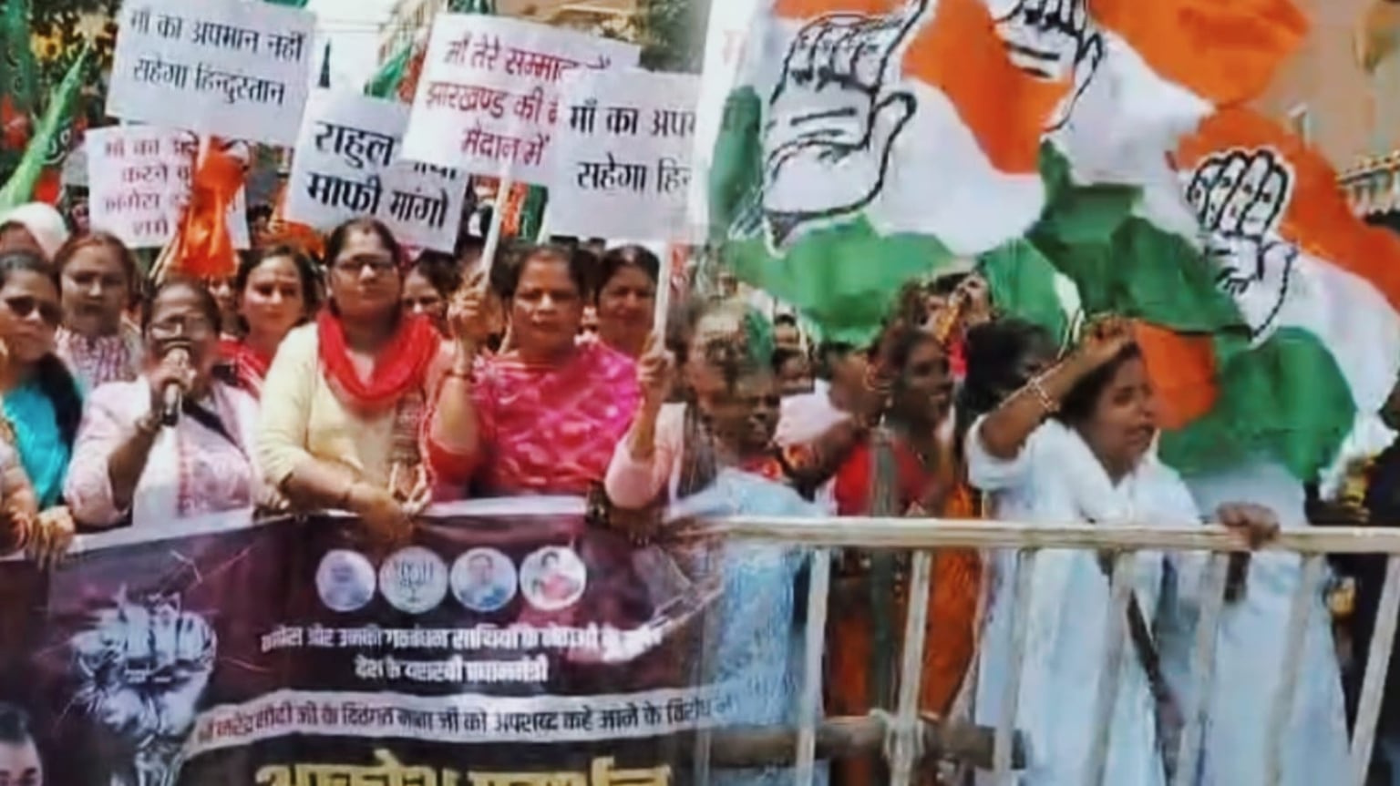 कांग्रेस कार्यालय का घेराव करने जा रही भाजपा महिला मोर्चा को पुलिस ने रोका, बने धक्का मुक्की जैसे हालत, देखिए वीडियो