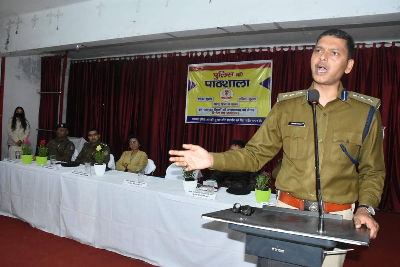 पुलिस की पाठशाला में स्कूल-कॉलेज के छात्रों को यातायात नियमों और साइबर सुरक्षा की दी गई जानकारी