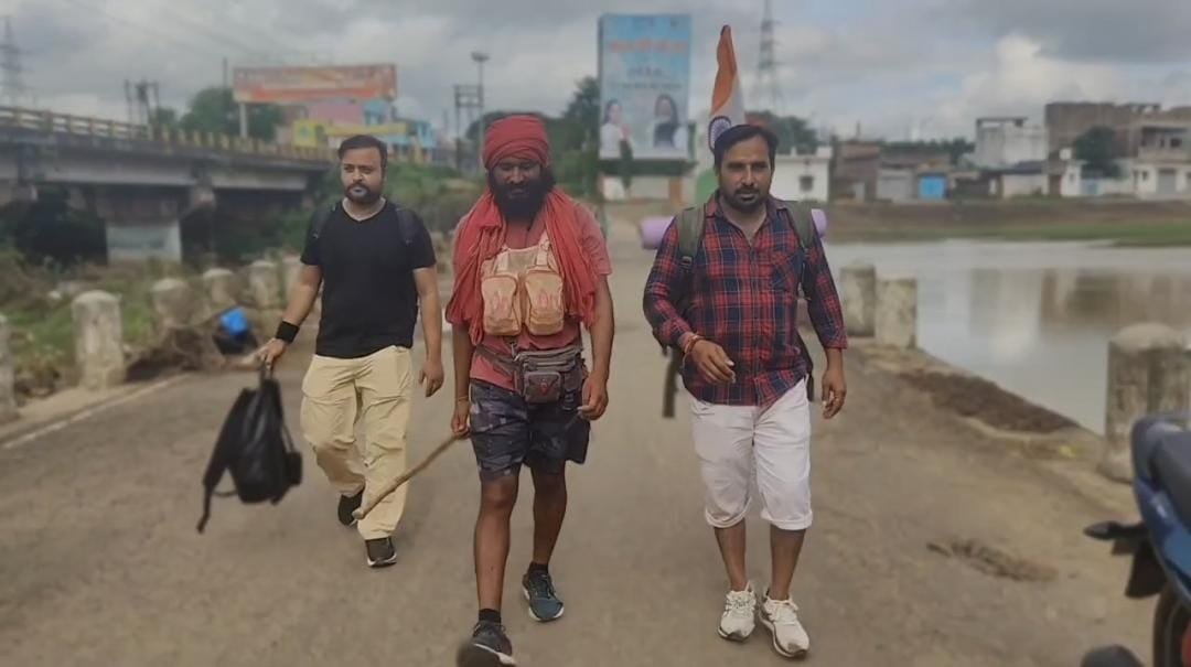 गजब की भक्ति: यूपी का ये किसान पैदल कर रहा है 12 ज्योतिर्लिंग और 4 धाम की यात्रा, जानिए क्या है उद्देश्य