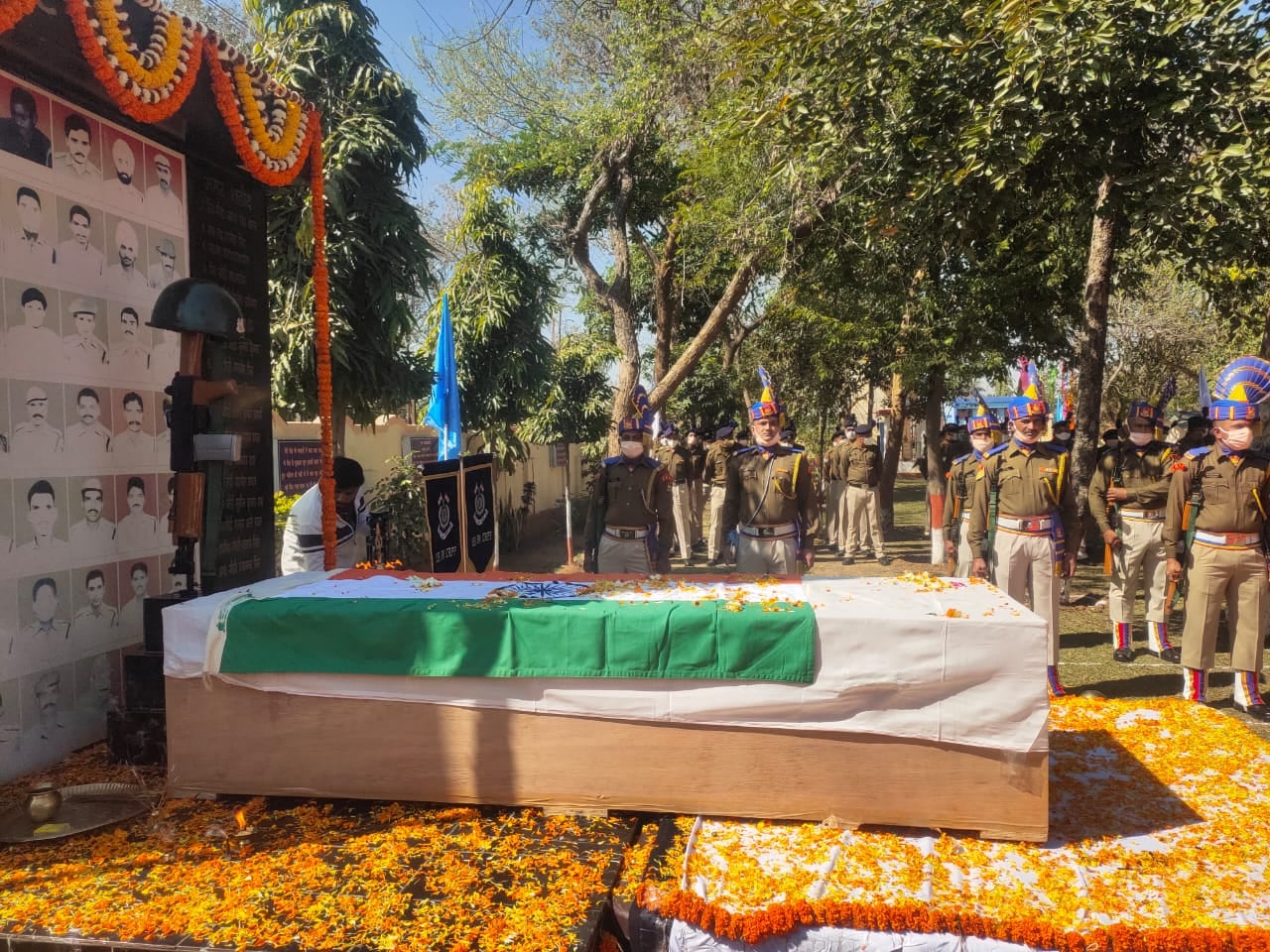 शहीद कमांडेंट शांति भूषण तिर्की का पार्थिव शरीर पहुंचा रांची, सीआरपीएफ कैंप में दी गई सलामी