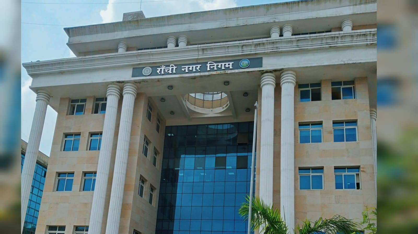 रांची में ठेला-खोमचा दुकानदारों ने किया निगम कार्यालय का घेराव, 300 से अधिक लोगों ने जताया विरोध