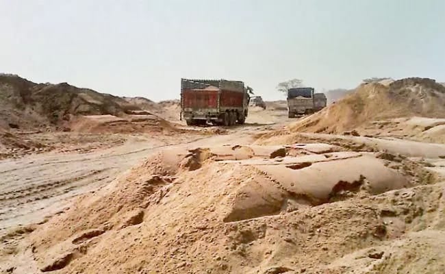रांची के सिल्ली में अवैध बालू कारोबार को लेकर हंगामा, 10 हाइवा जब्त
