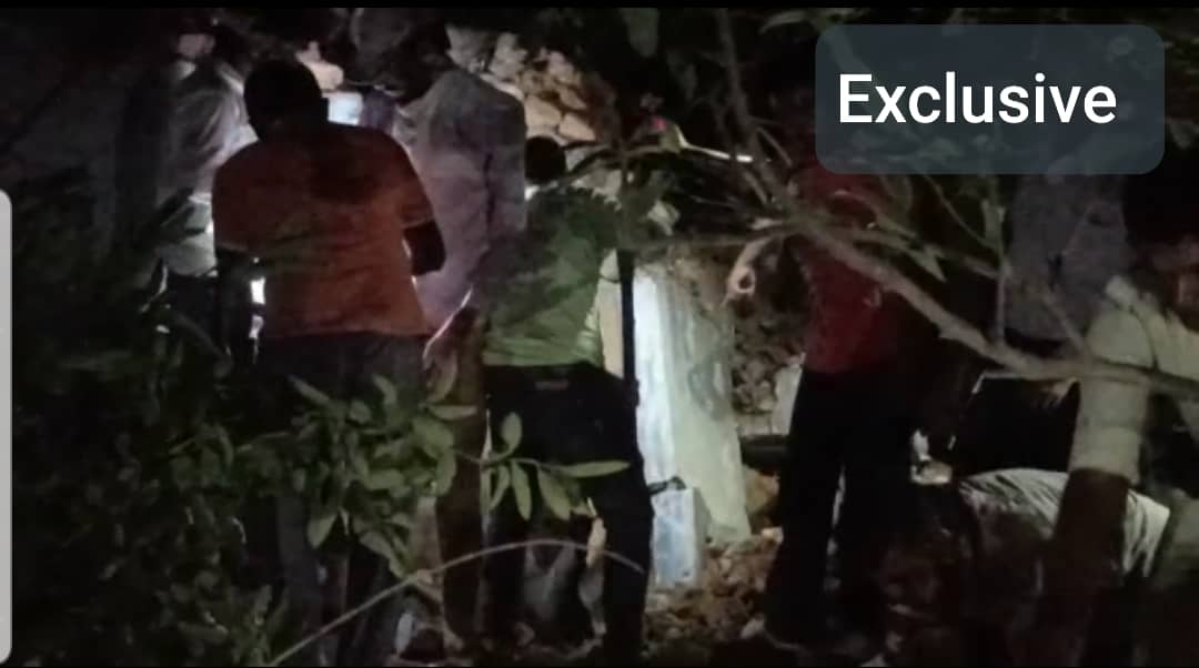 चार मंजीला मकान भरभरा कर गिरा,मलबे में तीन लोग दबे,बचाने की कोशिश जारी