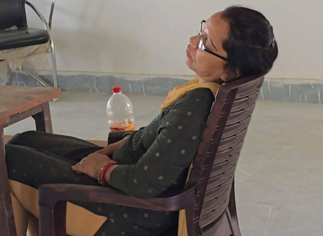 वाह मैडम जी वाह ! क्लास में हल्ला मचाते रहे बच्चे और खर्राटा लेकर सोती रही है टीचर, तो दूसरी चलाती है फोन, देखिए-VIRAL VIDEO