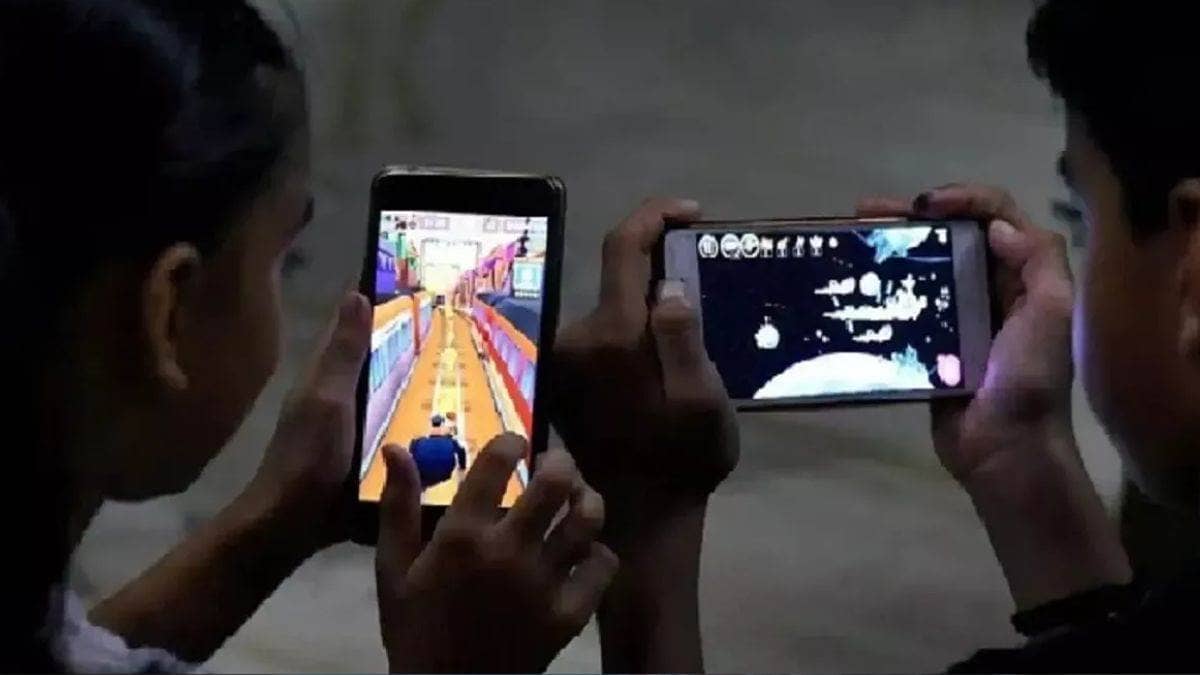 युवा पीढ़ी के लिए नशा है मोबाइल, बहन ने खेलने के लिए नहीं दी मोबाइल तो नाराज मासूम ने की आत्महत्या