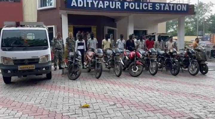 सरायकेला पुलिस ने किया दो वाहन चोर गिरोह का भंडाफोड़, 10 गिरफ्तार, 17 बाइक के साथ 1 पिकअप जब्त