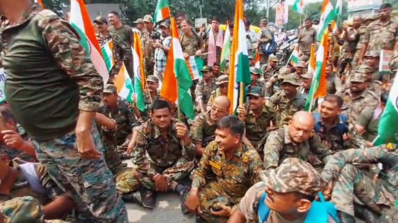 समान काम, समान वेतन की मांग पर अड़े डायल-112 कर्मी, पटना में भाजपा प्रदेश कार्यालय के बाहर किया जोरदार प्रदर्शन