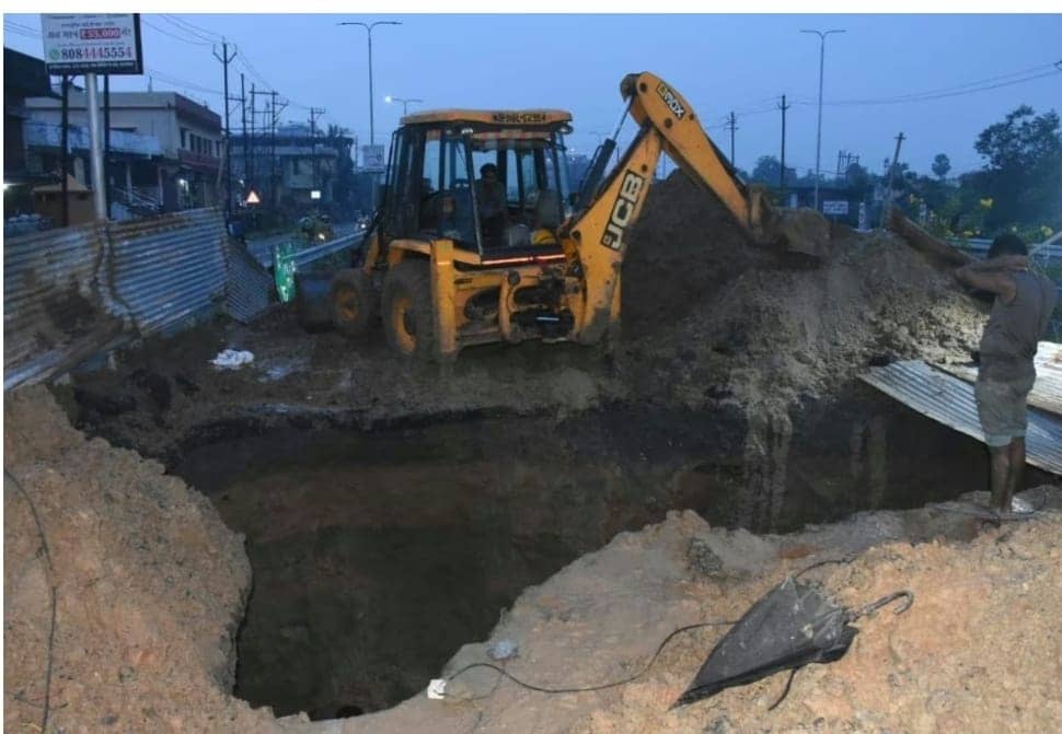 धनबाद पर भष्मासुर का हाथ : झारखंड की पहली आठ लेन सड़क पर कोयलांचल अब इतराये कि माथा पीटे, सातवीं बार धंसी सड़क !