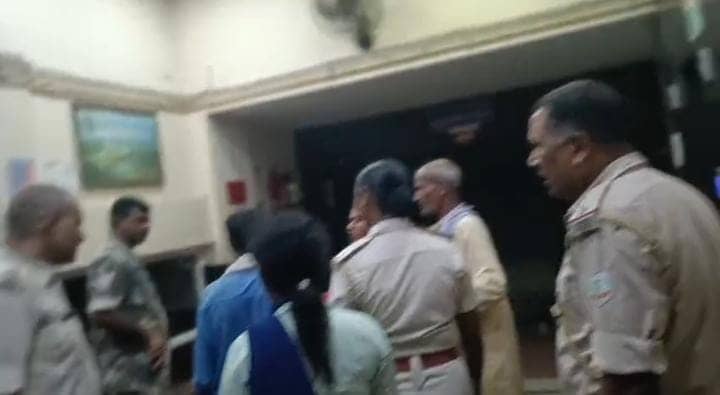 BREAKING: महिला की मौत के बाद रणक्षेत्र में तब्दील हुआ साहिबगंज का ये अस्पताल, पढ़ें क्या है पूरा मामला