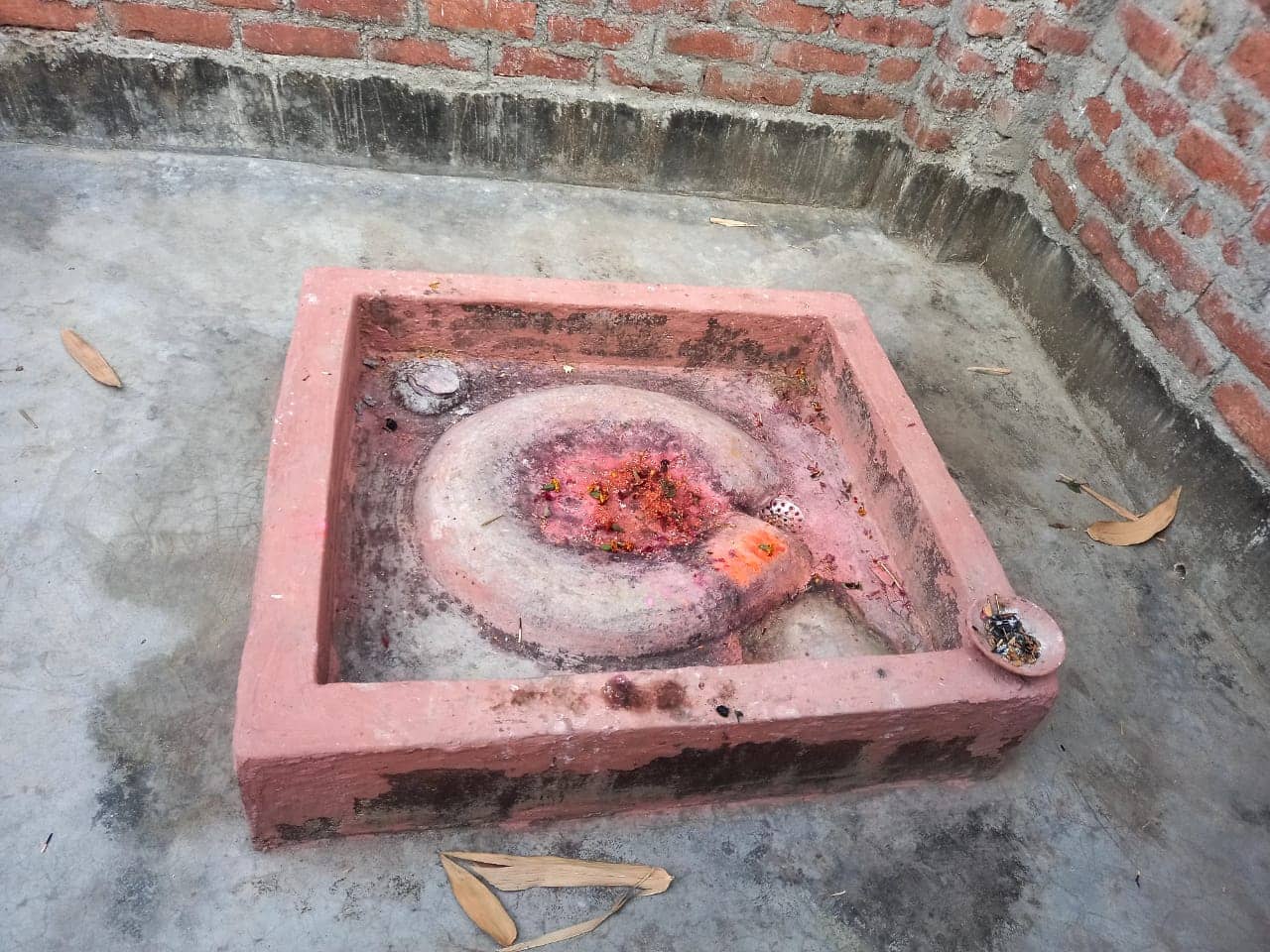 अब मंदिर भी सुरक्षित नहीं, शिवलिंग, त्रिशूल व नाग की हुई चोरी