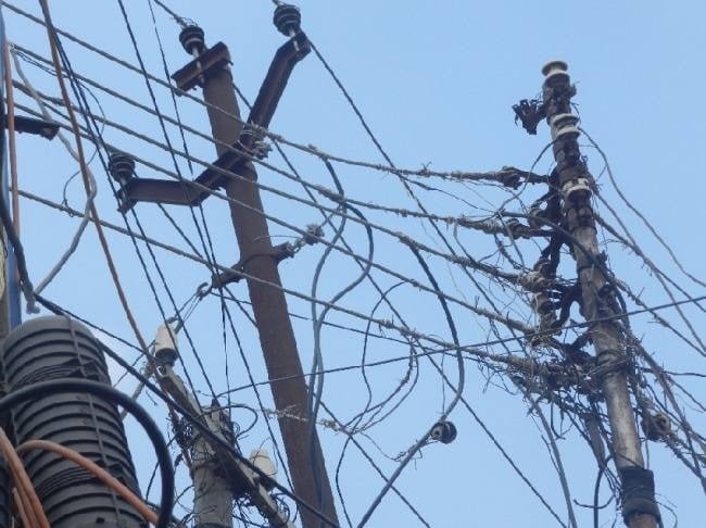 बिजली के तारों में करंट नहीं, दौड़ता है भ्रष्टाचार, भुगतान करिए-चढ़ावा दीजिए-इनवर्टर रखिए तब जलेगी बिजली