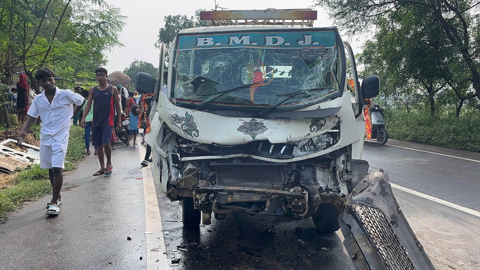 Breaking: सरायकेला के खैरबानी में भीषण सड़क हादसा, बच्ची समेत 10 घायल