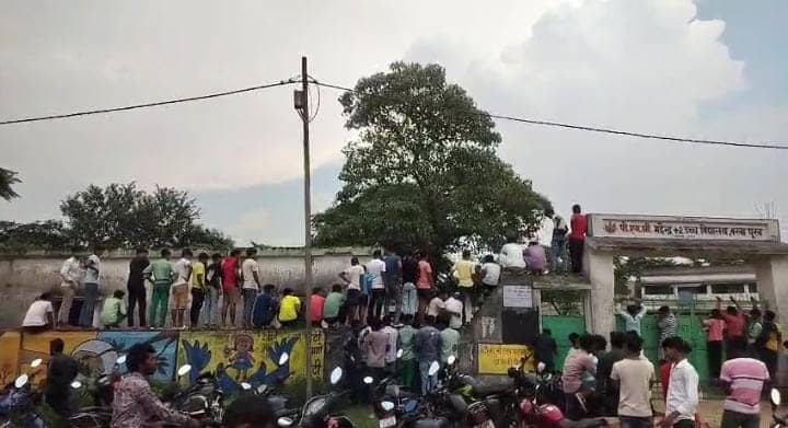 बेशरम मास्टर जी ! जब गुरूजी ने छात्राओं से की गंदी बात तो छात्राओं ने इस तरह सिखाया सबक ,जाने मामला