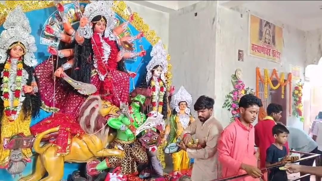 शारदीय नवरात्र-महाष्टमी पर पूजा पंडाल और मंदिरों में उमड़ पड़ी महिलाओं की भीड़, डाला चढ़ाने की है परंपरा