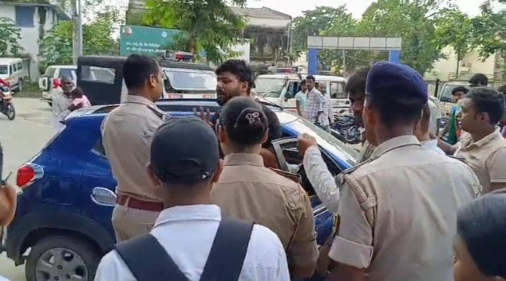 BREAKING:मरीज की मौत के बाद रणक्षेत्र में तबदील हुआ नालंदा का ये मॉडल अस्पताल, परिजनों ने जमकर की तोड़-फोड़