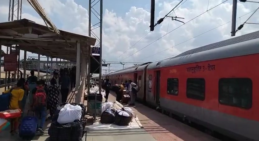 BREAKING:बैंगलोर से दुर्गा पूजा मनाने लौट रही गर्भवती महिला की ट्रेन में मौत, हटिया स्टेशन पर मचा कोहराम