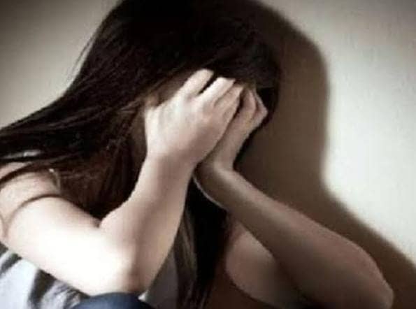 मनचले ने 10 साल की नाबालिग की मांग में भरा सिन्दूर,फिर जबरन पकड़ कर ले जाने लगा घर, पढ़ें आगे क्या हुआ