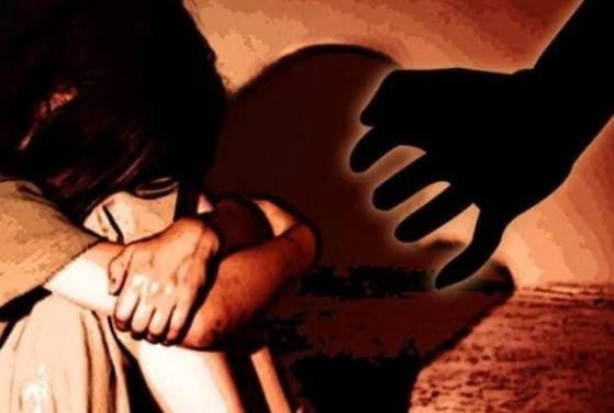हाय रे कलयुग! मां ने प्रेमी के साथ बेटी को सोने के लिए किया मजबूर, चिखती रही बेटी लेकिन नहीं आयी दया