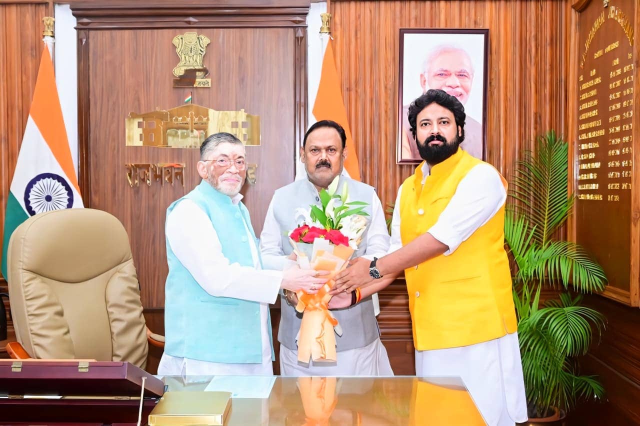 पूर्व मंत्री कमलेश कुमार सिंह और युवा नेता सूर्या सिंह ने राज्यपाल से की मुलाक़ात, नीलांबर पीतांबर विश्वविद्यालय की अव्यवस्था पर चर्चा