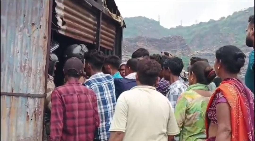 धनबाद के ग्रामीण क्षेत्रों में प्रबंधन लगातार कर रहा बिजली कटौती, ग्रामीणों ने जमकर किया प्रदर्शन