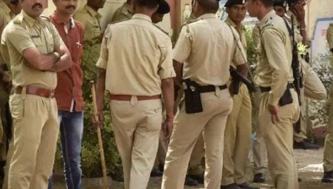 गुरु घंटाल मास्टर जी ! महिला के साथ स्कूल में रंगरलियां मना रहे थे टीचर, तभी बच्चों ने बना लिया वीडियो, पढ़ें फिर क्या हुआ