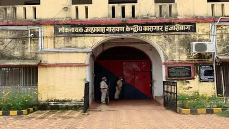 बड़ी खबर: हजारीबाग सेंट्रल जेल में बड़ी कार्रवाई, जेलर समेत 12 पुलिसकर्मियों पर गिरी गाज, जानें पूरा मामला