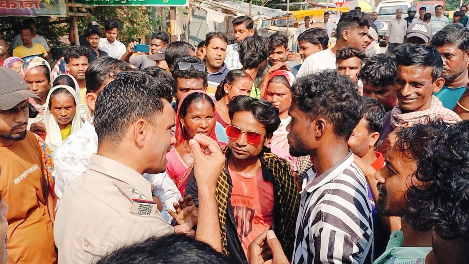 जमशेदपुर ट्रैफिक पुलिस को मजदूरों से पंगा लेना पड़ गया भारी, चालान को लेकर मचा बवाल