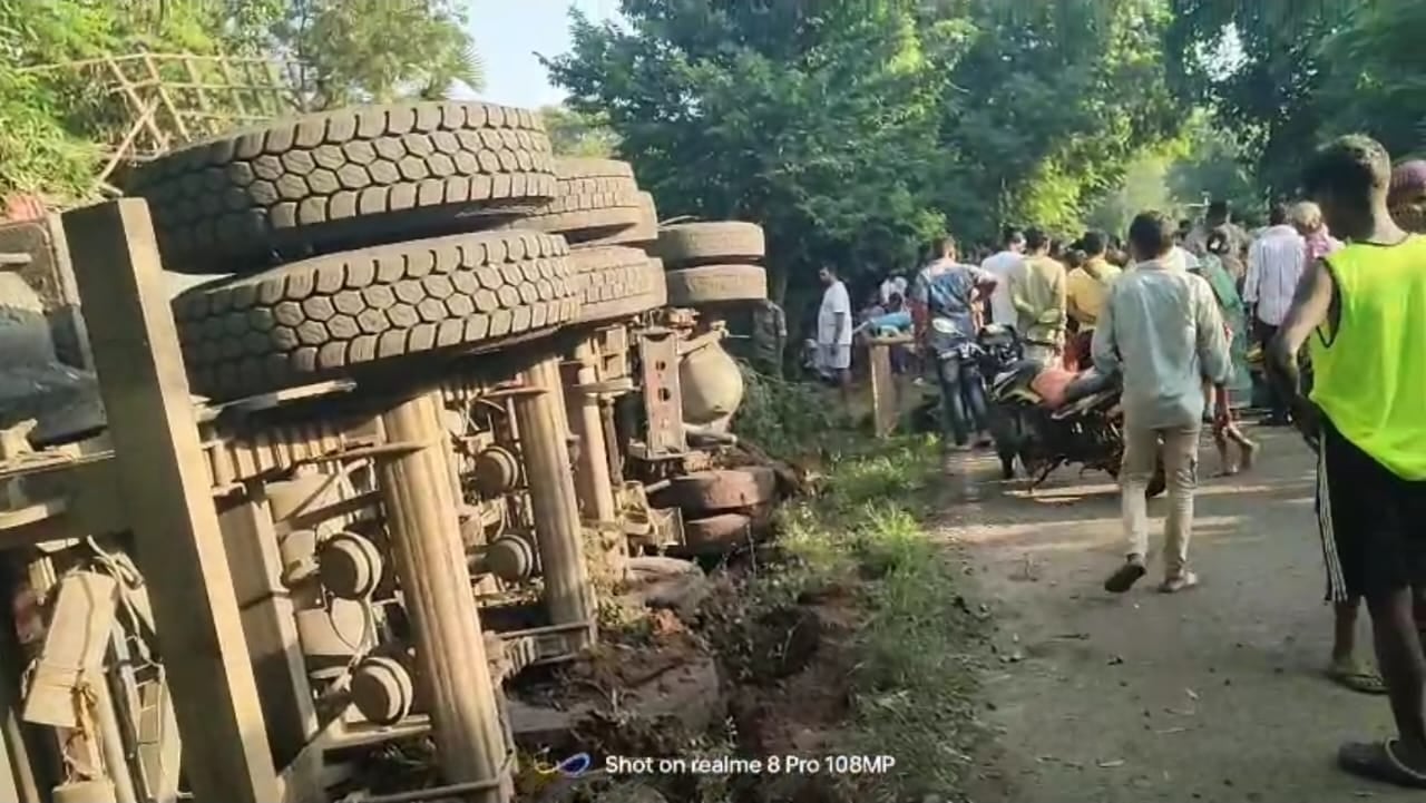 पाकुड़ के हिरणपुर में दर्दनाक हादसा, पत्थर लदा हाइवा पलटने से घर में सोए व्यक्ति की मौत, आक्रोशित ग्रामीणों ने किया सड़क जाम