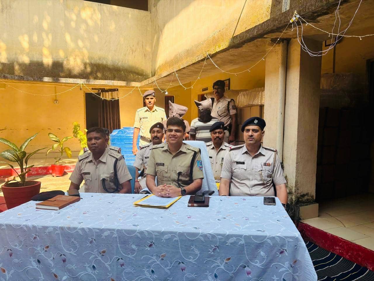 सरायकेला पुलिस की बड़ी कार्रवाई, अवैध विदेशी शराब के साथ दो तस्कर गिरफ्तार