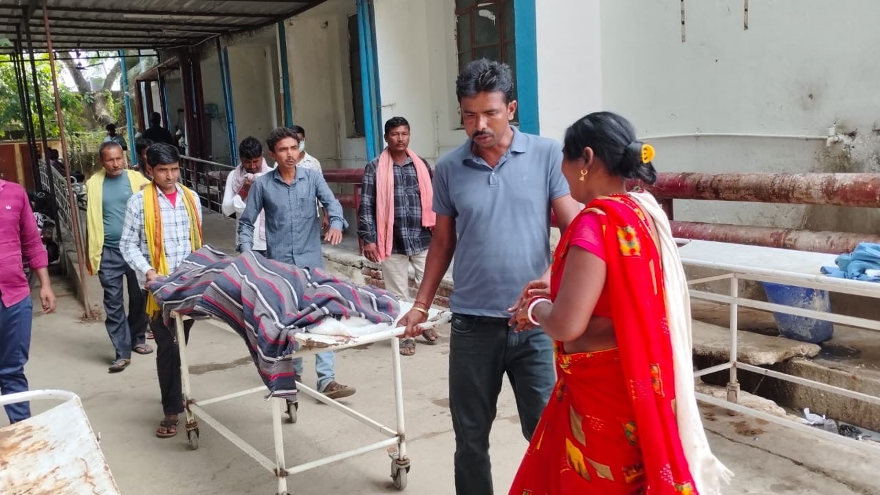 जसीडीह में एक युवक की गला रेतकर हत्या, परिजनों ने महिला समेत तीन संदिग्धों पर जताया शक