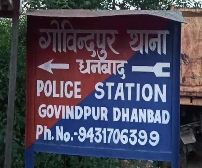 Dhanbad: स्कूल मैनेजमेंट ने ऐसा कौन सा कदम उठाया कि आ गया सवालो के घेरे में,पढ़िए