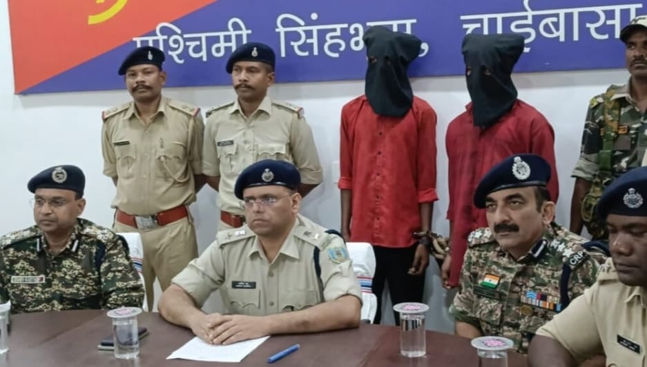 चाईबासा पुलिस को माओवादियों के खिलाफ मिली बड़ी कामयाबी, इन्सास रायफल समेत हथियार का जखीरा बरामद, दो गिरफ्तार